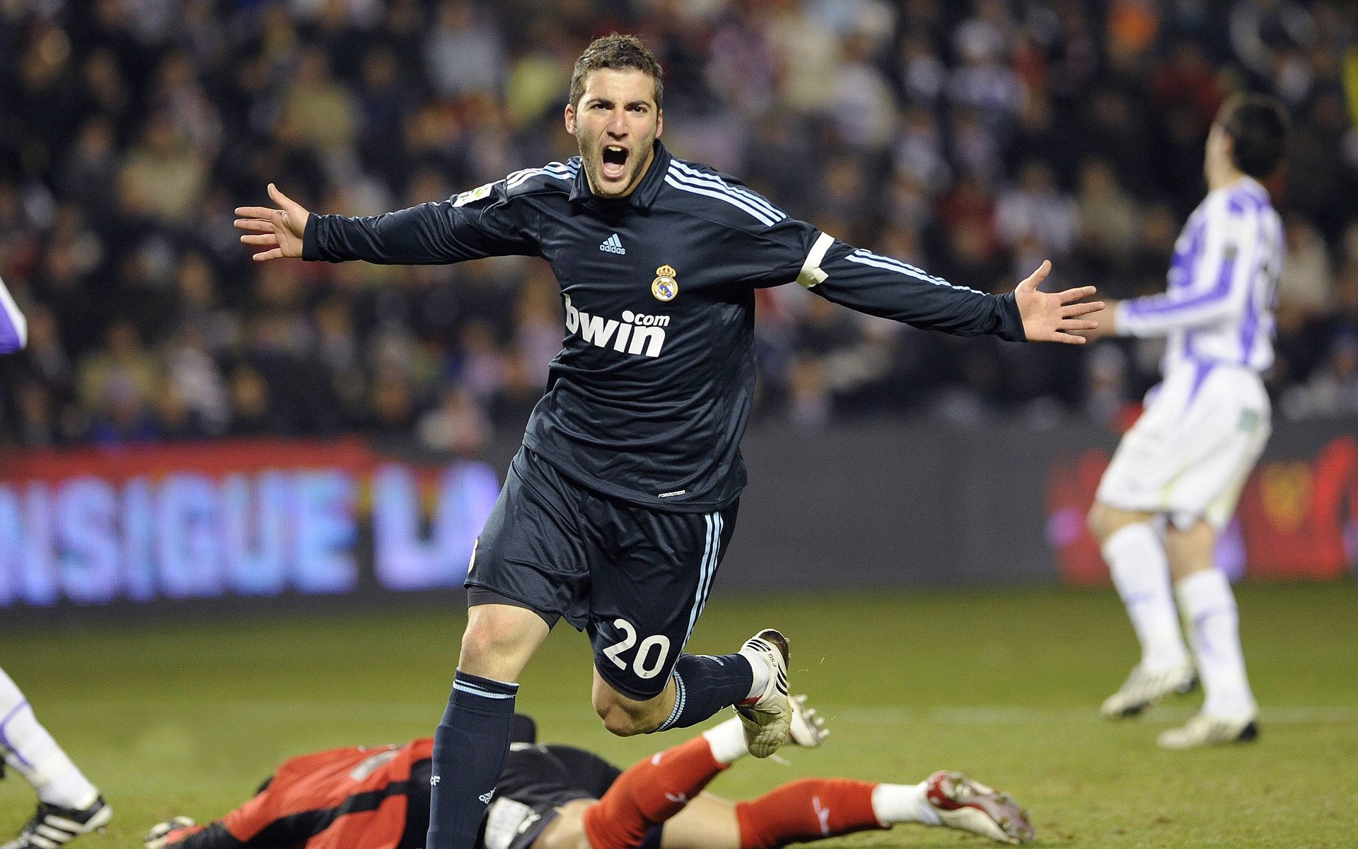 赛道上的双重奇迹，红牛逆转威廉姆斯，勒克莱尔刷新单圈纪录